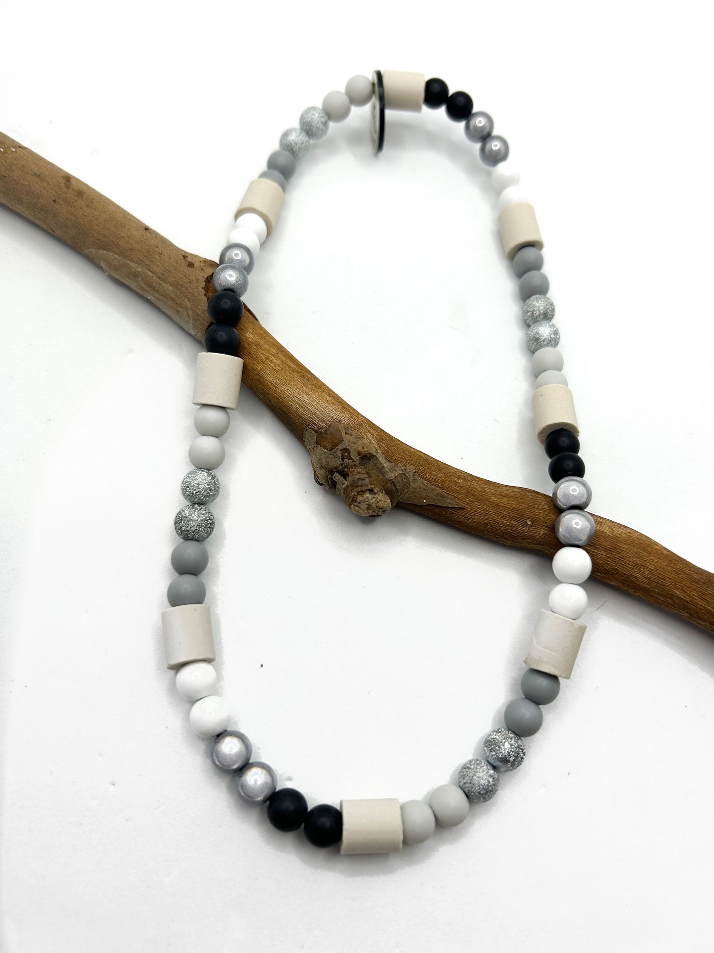 EM-Keramik Halsband aus Acrylperlen „Black n white“